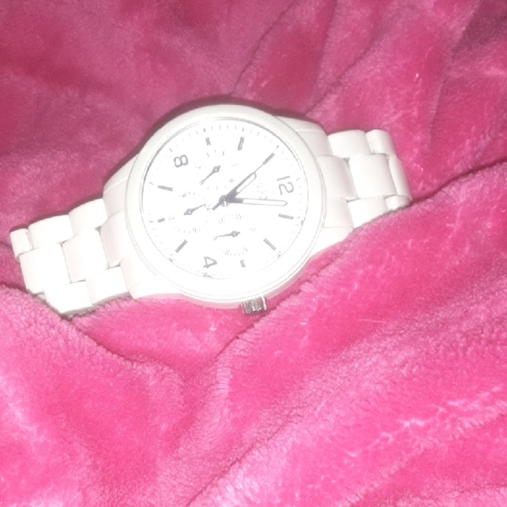 Elegant White Men's Chronograph Watch - Picture 2 of 7